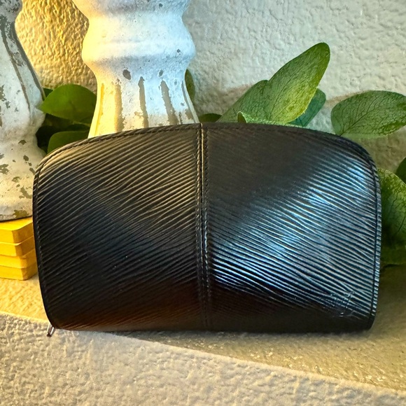 LOUIS VUITTON
Epi Demi Lune Pochette Black - Picture 1 of 17